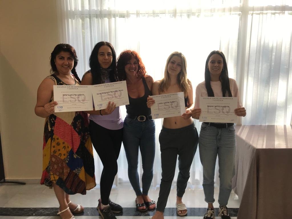Grupo de alumnas graduadas por Patricia en la Escuela Sur de Quiromasaje y Estética